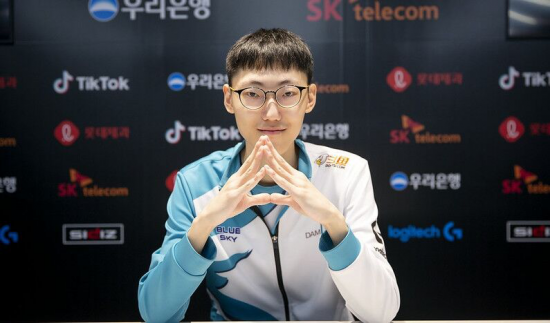 沐瞳MOBA手游国服正式上线，玩家期待已久的战斗即将展开